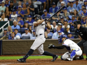 Stanton puso a Yankees a un triunfo de avanzar