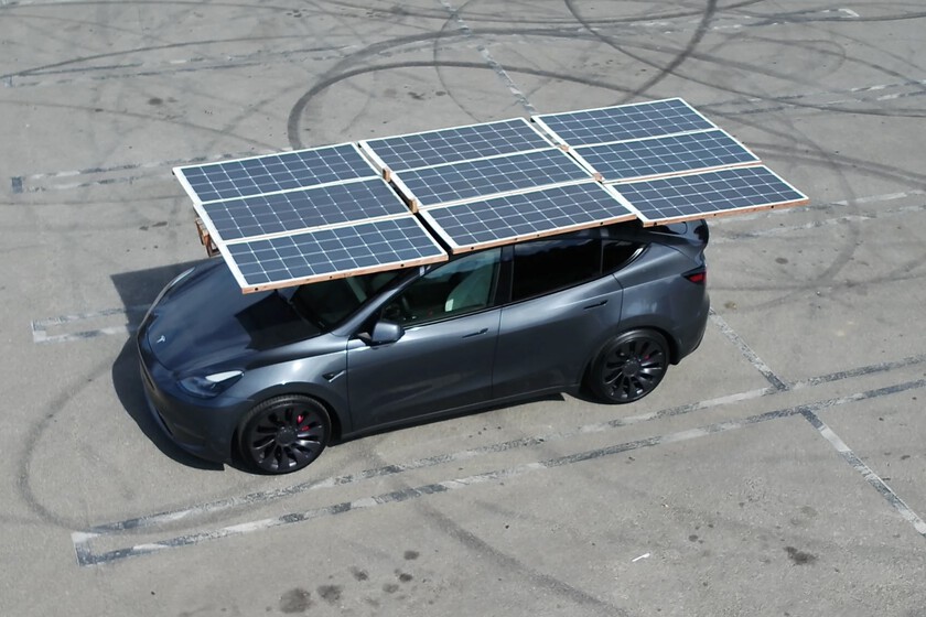 El dueño de un Tesla Model Y ha llenado su techo de placas solares para cargar "hasta 100 km". No es una buena idea