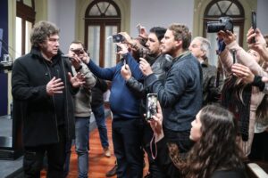 cómo $LIBRA y la macroestafa de criptomonedas en Argentina le está costando a Milei su popularidad