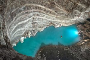 Hemos descubierto el mayor lago termal subterráneo del mundo. Está en el fondo de una sima de más de 100 metros en Albania
