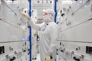 Intel tiene una bala en la recámara. Una bala capaz de ayudarle a competir de tú a tú con TSMC