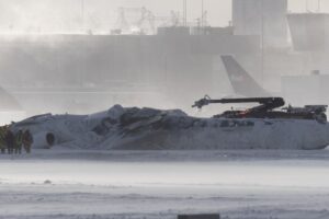 Dos vídeos muestran cómo 80 personas de un avión han salvado la vida en el último accidente aéreo. Hay explicación triple