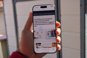 Las tecnológicas están obsesionadas con que usemos su IA. Y Google quiere hacer lo mismo con el iPhone