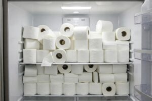 Meter papel higiénico en el frigorífico parece una idea absurda. Esto es lo que sabemos sobre sus ventajas