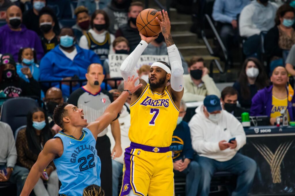 Carmelo Anthony (7) de los Lakers en acción hoy, durante un partido de la NBA entre los Memphis Grizzlies y los Lakers, en el FedEx Forum de Memphis, Tennessee (EEUU). EFE/ Matthew A. Smith Baloncesto