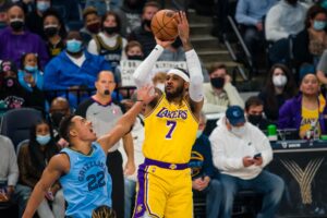 Carmelo Anthony (7) de los Lakers en acción hoy, durante un partido de la NBA entre los Memphis Grizzlies y los Lakers, en el FedEx Forum de Memphis, Tennessee (EEUU). EFE/ Matthew A. Smith Baloncesto