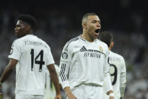 MADRID, 19/02/2025.- El delantero francés del Real Madrid Kylian Mbappé (d) celebra el segundo gol de su equipo durante el partido de vuelta de la eliminatoria previa a los octavos de final de la Liga de Campeones que Real Madrid y Manchester City disputan hoy miércoles en el estadio Santiago Bernabéu. EFE/Kiko Huesca