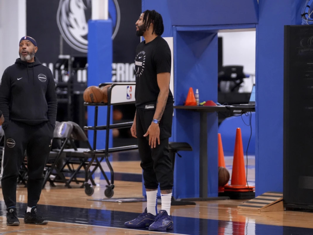 Anthony Davis seguirá sin jugar por dos semanas más