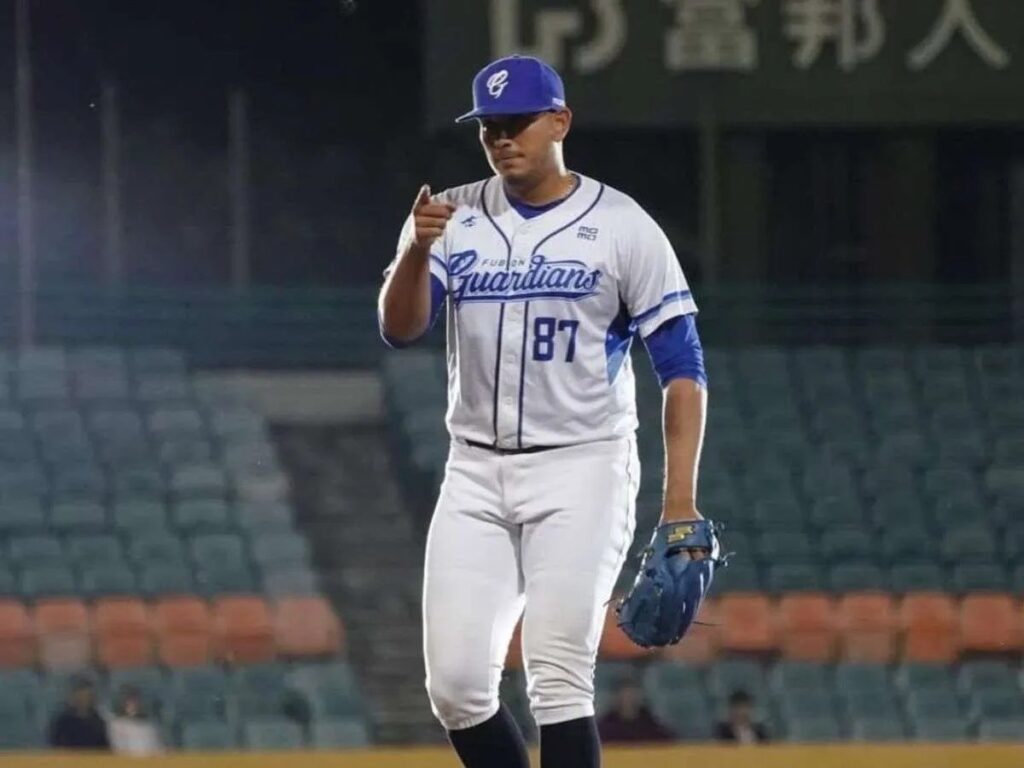 Enderson Franco llevará sus pitcheos a Taiwán