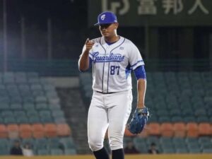 Enderson Franco llevará sus pitcheos a Taiwán