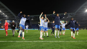 Jugadores del Brighton celebrando la victoria contra el Chelea. / X: @OfficialBHAFC