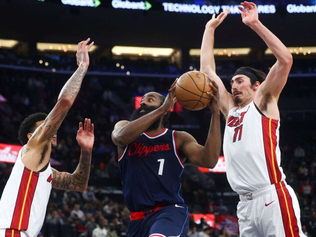 James Harden pletórico en triunfo de Clippers