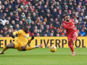 Liverpool sigue firme en la cima