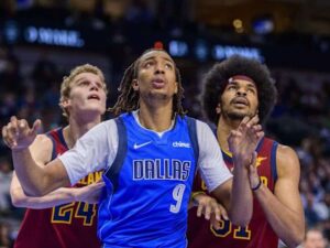 Mavericks suman a Moses Brown al equipo