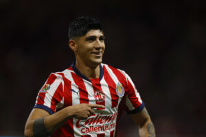 AME8850. GUADALAJARA (MÉXICO), 09/02/2025.- Alan Pulido de Guadalajara celebra un gol este domingo, durante un partido por la jornada 6 del Torneo Clausura 2025 de la Liga MX entre Guadalajara y Tijuana en el Estadio Akron en Guadalajara (México). EFE/ Francisco Guasco