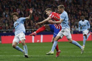 MADRID, 15/02/2025.- El delantero del Atlético de Madrid Alexander Sørloth dispara a puerta para marcar su gol durante el partido de LaLiga que disputan el Atlético de Madrid y el Celta de Vigo este sábado en el estadio Riyadh Air Metropolitano, en Madrid. EFE/Mariscal