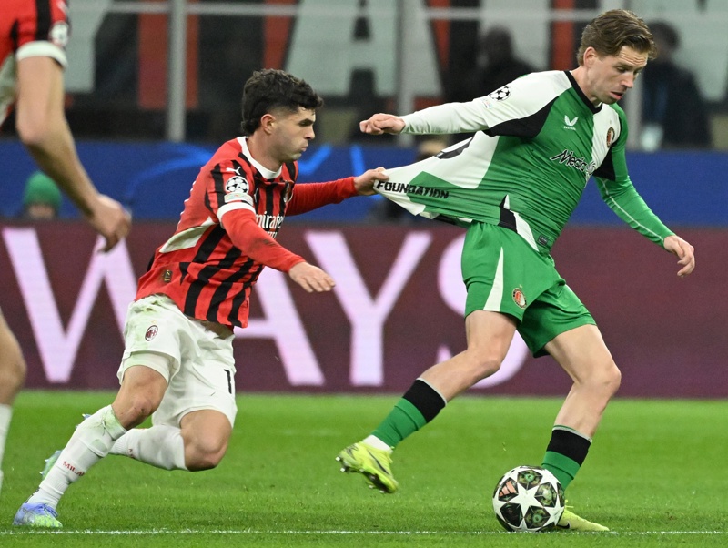 Milan (Italy), 18/02/2025.- Feyenoords defender Gijs Smal (R) and AC Milans midfielder Christian Pulisic during the UEFA Champions League knockout phase play-offs 2st leg match between AC Milan and Feyenoord at the Giuseppe Meazza Stadium in Milan, Italy, 18 February 2025. (Liga de Campeones, Italia) EFE/EPA/DANIEL DAL ZENNARO