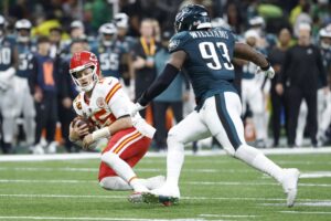 Patrick Mahomes sufriendo para consolidar su ofensiva ante los Eagles. (EFE/EPA/ERIK S. LESSER)
