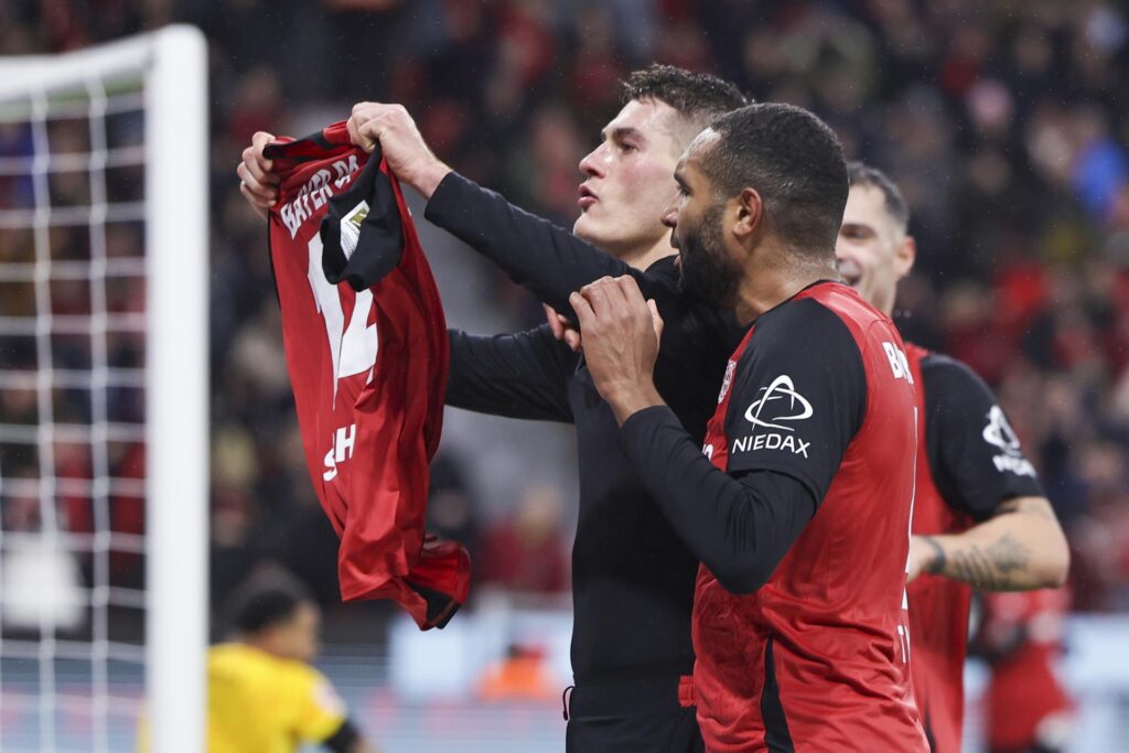 El jugador del Leverkusen Patrik Schick (I) celebra el 5-1 durante el partido de la Bundesliga que han jugado Bayer 04 Leverkusen y SC Freiburg en Leverkusen, Alemania. EFE/EPA/CHRISTOPHER NEUNDORF
