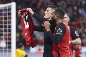El jugador del Leverkusen Patrik Schick (I) celebra el 5-1 durante el partido de la Bundesliga que han jugado Bayer 04 Leverkusen y SC Freiburg en Leverkusen, Alemania. EFE/EPA/CHRISTOPHER NEUNDORF