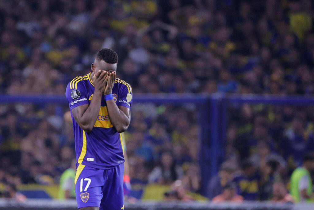 Luis Advíncula de Boca Juniors se lamenta por la eliminación ante Alianza Lima. EFE/Juan Ignacio Roncoroni
