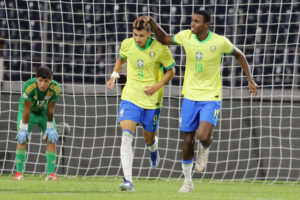 Deivid Washington (c) de Brasil celebra tras anotar un gol ante Chile. EFE/Ronald Peña R