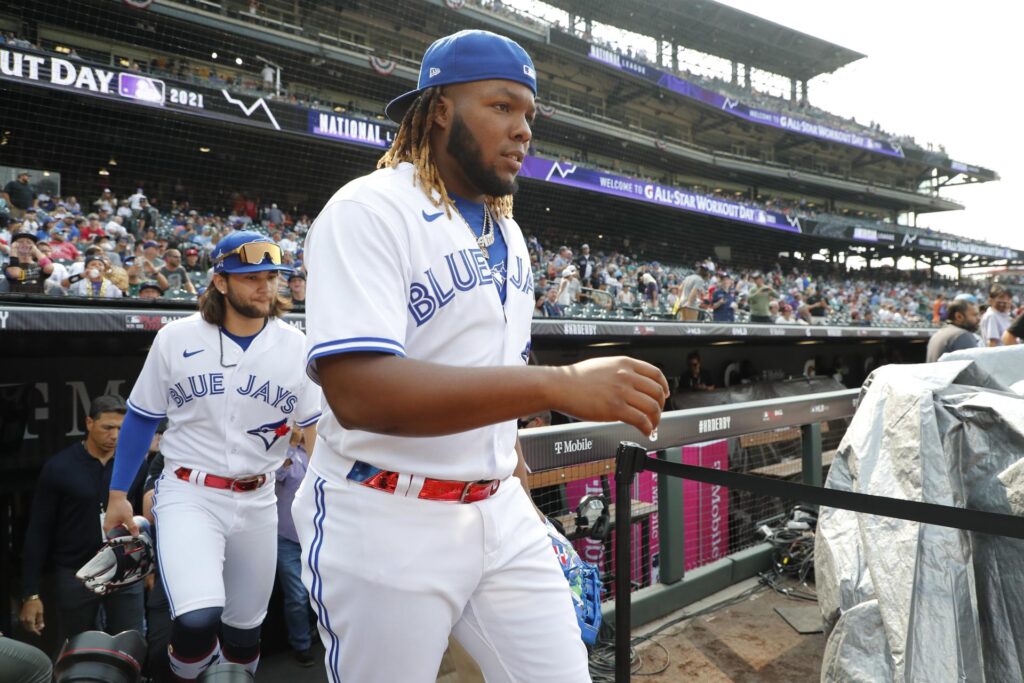 Fotografía de archivo en la que se registró al canadiense de ascendencia dominicana Vladimir Guerrero Jr. (d), tercera base de los Azulejos de Toronto, quien aportó un jonrón de cuatro carreras que fue insuficiente para derrotar a los Nacionales de Washington, que se impusieron 11-8 en la MLB. EFE/John G. Mabanglo
