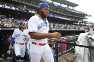 Fotografía de archivo en la que se registró al canadiense de ascendencia dominicana Vladimir Guerrero Jr. (d), tercera base de los Azulejos de Toronto, quien aportó un jonrón de cuatro carreras que fue insuficiente para derrotar a los Nacionales de Washington, que se impusieron 11-8 en la MLB. EFE/John G. Mabanglo