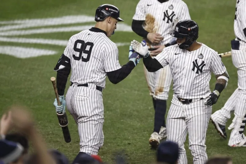 Gleyber Torres de los Yankees de Nueva York es recibido por el jardinero central Aaron Judge (después de conectar un jonrón de tres carreras de la Serie Mundial de las Grandes Ligas de Béisbol (MLB). EFE/EPA/CJ GUNTHER