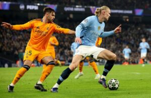 El delantero noruego Erling Haaland (d), del Manchester City, en acción ante el defensa español Raul Asencio, del Real Madrid, durante el partido del playoff de la UEFA Champions League jugado en Mánchester, Reino Unido. EFE/EPA/ADAM VAUGHAN