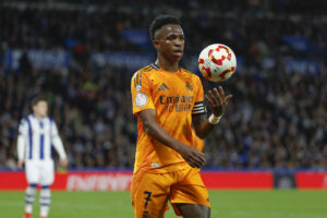 El delantero brasileño del Real Madrid, Vinicius Junior, durante el encuentro correspondiente a la ida de las semifinales de la Copa del Rey que disputan Real Sociedad y Real Madrid en el estadio de Anoeta, en San Sebastián. EFE / Juan Herrero.