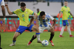 Breno de Souza (i), de Brasil, disputa el balón con Milton Delgado, de Argentina, en un partido del hexagonal final del Campeonato Sudamericano sub-20 entre las selecciones de Brasil y Argentina, en el Estadio Nacional Brígido Iriarte en Caracas (Venezuela). EFE/ Miguel Gutiérrez