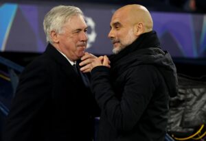 El entrenador del Manchester City, Pep Guardiola (D), saluda al entrenador del Real Madrid, Carlo Ancelotti, antes del partido de ida de la fase de eliminatorias de la Champions League. EFE/EPA/ADAM VAUGHAN