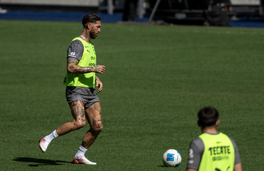 Imagen de  archivo del jugador español Sergio Ramos (i) entrenando luego de su presentación como nuevo jugador de Rayados de Monterrey, en el estadio BBVA en Monterrey (México). EFE/Miguel Sierra