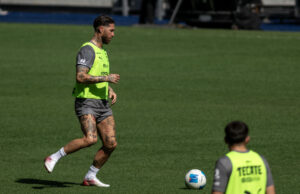 Imagen de  archivo del jugador español Sergio Ramos (i) entrenando luego de su presentación como nuevo jugador de Rayados de Monterrey, en el estadio BBVA en Monterrey (México). EFE/Miguel Sierra
