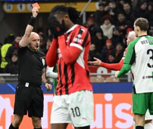 El árbitro polaco Szymon Marciniak muestra la tarjeta roja al defensa del AC Milan Theo Hernandez (d) mientras Rafael Leao se lamenta durante el partido del playoff de acceso a octavos en la UEFA Champions League jugado en el Giuseppe Meazza Stadium en Milan, Italia. EFE/EPA/DANIEL DAL ZENNARO
