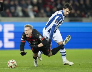 El jugador de la Real Sociedad Martin Zubimendi (d) comete falta sobre Adam Buksa, FC Midtjylland, durante el partido de la UEFA Europa League jugado en Herning, Dinamarca. EFE/EPA/HENNING BAGGER DENMARK OUT