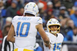 Ladd McConkey (d), receptor de Los Ángeles Chargers, fue registrado este sábado, 28 de diciembre, al ser felicitado por su mariscal de campo, Justin Herbert (i), luego de que le anotara un touchdown a los New England Patriots, durante un partido de la NFL, en el Gillette Stadium de Foxborough (Massachusetts, EE.UU.) EFE/CJ Gunther