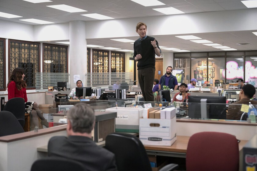 La secuela de 'The Office' desvela su primera imagen mientras Ricky Gervais les lanza un dardo: "¿Me pagan el doble?"