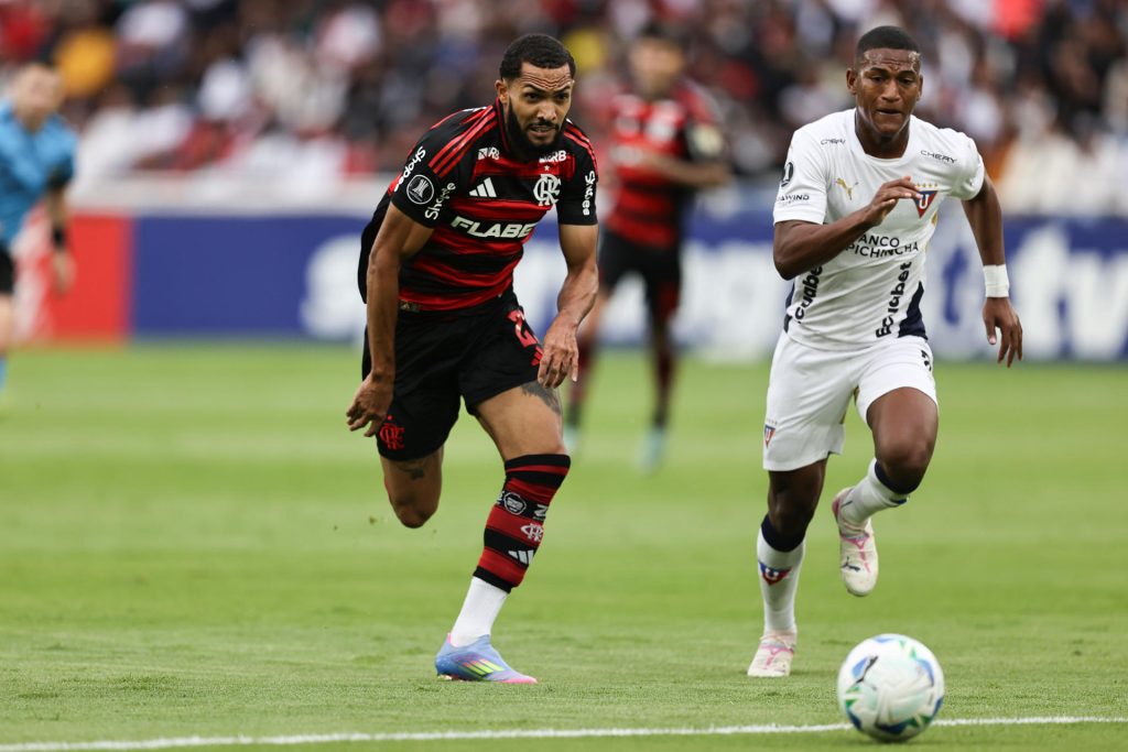 Carlos Gruezo (d) de L.D.U. Quito disputa un balón con Juninho Vieira de Flamengo en un partido de la fase de grupos de la Copa Libertadores. EFE/ José Jácome