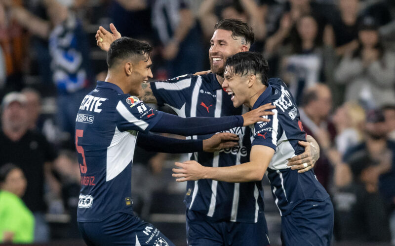 Fidel Ambriz (i), Sergio Ramos (c) y Gerardo Arteaga de Rayados celebran un gol durante un partido de la Liga MX en el estadio BBVA en Monterrey (México). EFE/ Miguel Sierra