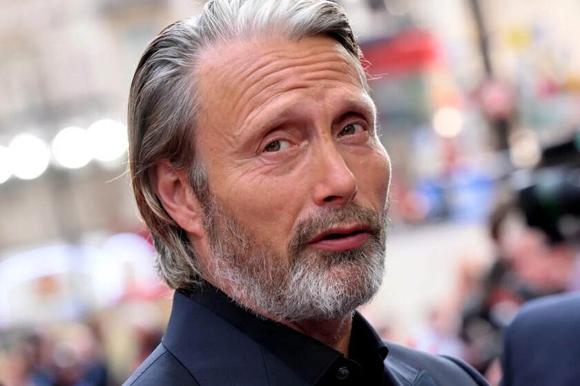Mads Mikkelsen detalla la mejor anécdota de la película que rodó en España y afirma que "no he pasado más vergüenza en mi vida"