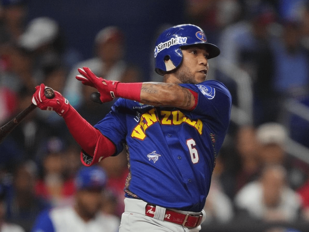 Alexi Amarista reparte leña pareja