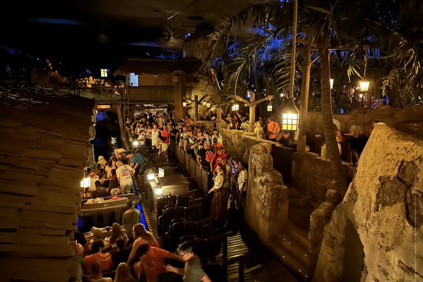 Hace muchos años que sabemos cómo eliminar las colas de los parques de atracciones. Disney las mantiene por algo