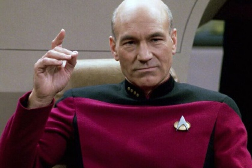 Patrick Stewart y la anécdota de la peluca de Picard que "voló en primera clase" y casi le hace perder 'Star Trek: La nueva generación'