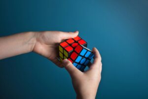 Hace 50 años Erno Rubik quiso enseñar arquitectura a sus alumnos. Así que creó el rompecabezas más famoso del mundo
