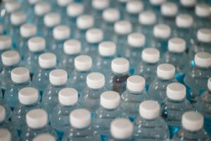 Unos investigadores analizaron 280 muestras de agua embotellada. Solo una de las marcas estaba libre de microplásticos