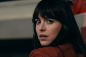 'Madame Web' es el tráiler de una película de superhéroes que nunca llega. Y ahí reside parte de su encanto