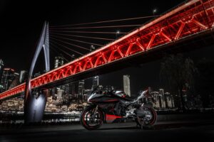 China también quiere dominar la moto eléctrica. Y tiene preparada una para circuito que esconde un cambio diferencial
