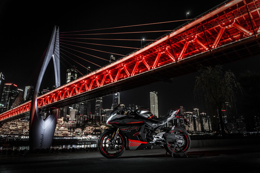 China también quiere dominar la moto eléctrica. Y tiene preparada una para circuito que esconde un cambio diferencial